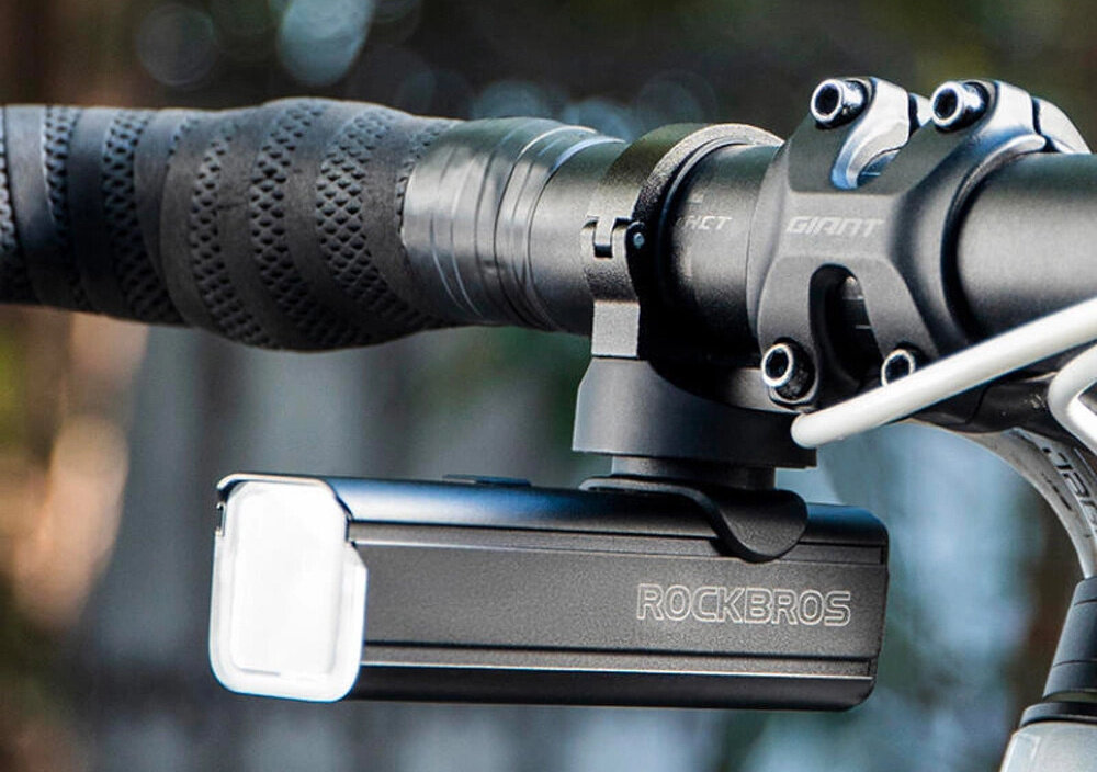 Lampka rowerowa ROCKBROS 24610002001 1000 LM  lampka umieszczona na kierownicy rowerowej widok od przodu lampka rowerowa, lampka przednia, lampka do roweru, lampka na kierownicę, mocna lampka przednia