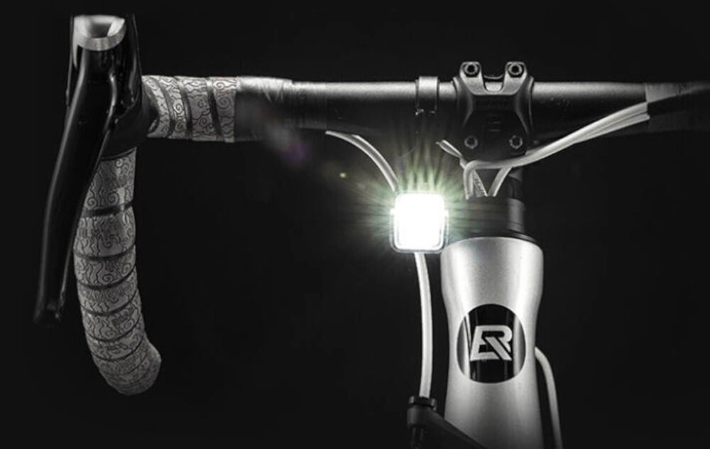 Lampka rowerowa ROCKBROS 24610002001 1000 LM lampka na ciemnym tle umieszczona na kierownicy rowerowej widoczne światło imponująca moc 1000 lumenów widoczność do kilkuset metrów aluminiowy sprzęt wodoodporny