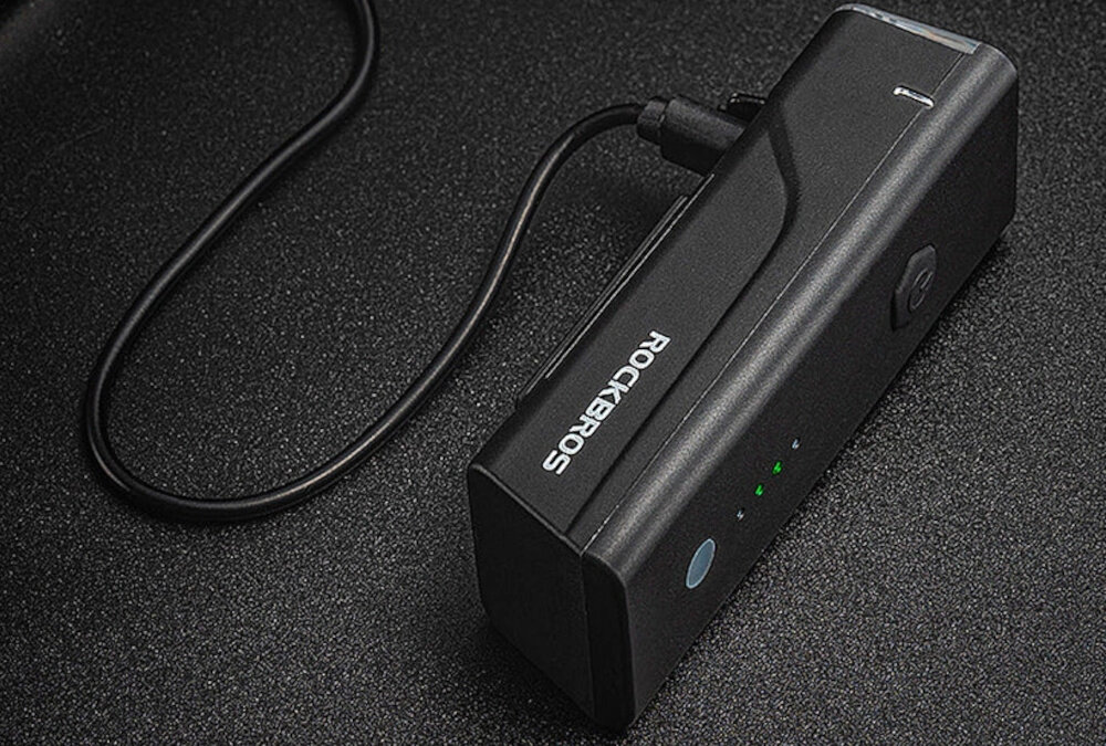 Lampka rowerowa ROCKBROS 24510003001 260 LM ciemna podłoga lampka leży na podłodze z podłączonym kablem do ładowania lampka rowerowa, lampka przednia, lampka do roweru, lampka na kierownicę, mocna lampka przednia bateria - 1500 mAh tryb high w 3 godziny odnowisz jej poziom za pomocą załączonego w zestawie kabla USB-A/USB-C