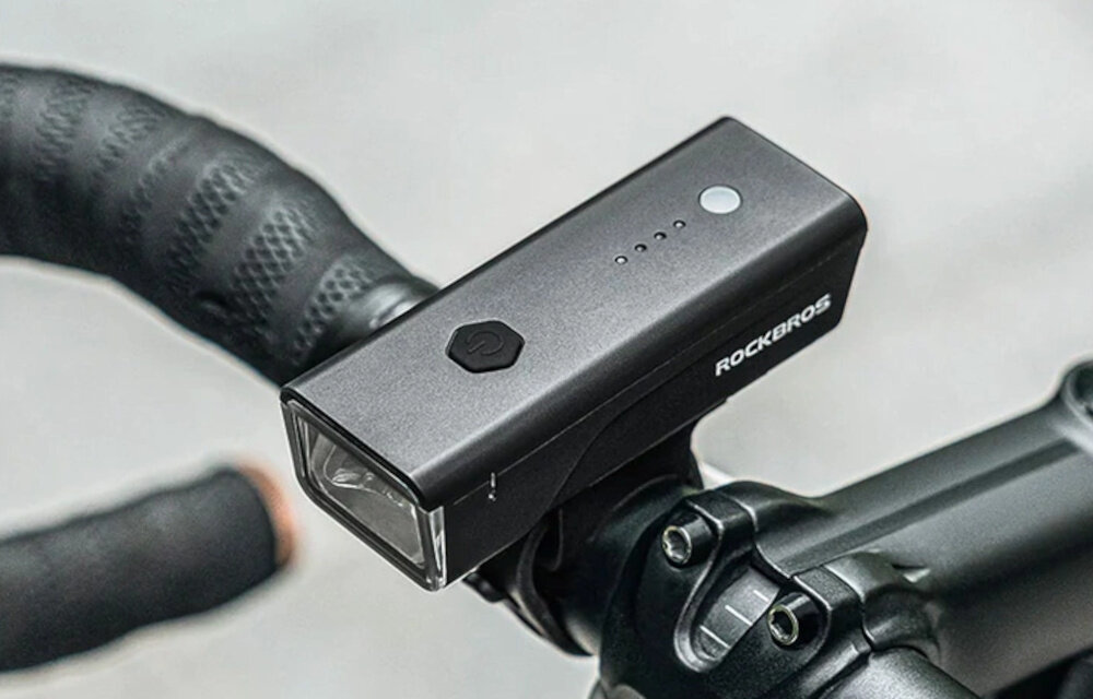 Lampka rowerowa ROCKBROS 24510003001 260 LM lampka umieszczona na kierownicy widoczna z góry lekko pod skosem  lampka rowerowa, lampka przednia, lampka do roweru, lampka na kierownicę, mocna lampka przednia trzy sekwencje świecenia high brightness (260 lm): do 140 min, mid brightness (120 lm): do 3,5 godz., low brightness (50 lm): do 5 godz opcja oszczędzająca energię wydajna bateria 1500 mAh w zestawie regulowany uchwyt z tworzywa sztucznego