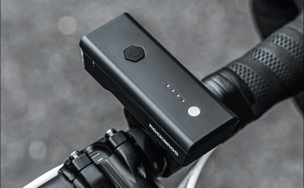 Lampka rowerowa ROCKBROS 24510003001 260 LM lampka umieszczona na kierownicy widoczna z góry lampka rowerowa, lampka przednia, lampka do roweru, lampka na kierownicę, mocna lampka przednia niewielka solidna budowa ze stopu aluminium o matowym wykończeniu, w kolorze czarnym długotrwałe użytkowanie i odporność na zarysowania, pęknięcia czy inne wypadki prosty montaż