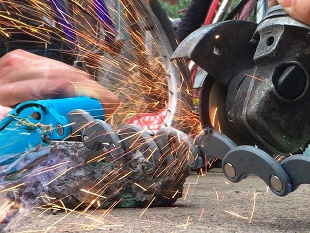 Zapięcie rowerowe ROCKBROS WD795 Folding lock Składane Czarny, Bezpieczeństwo, odporność, zamek, trwałość, Iskry lecą spod szlifierki tnącej metalowe ogniwa.