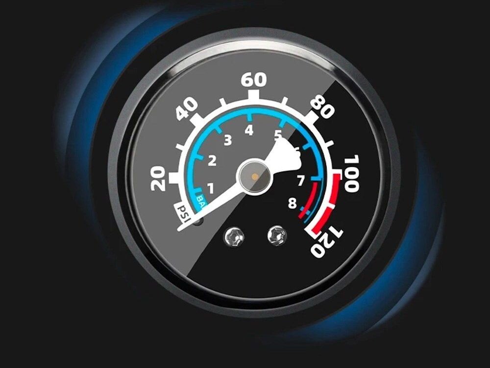 Obraz przedstawia manometr z podziałką od 0 do 120 PSI oraz od 0 do 8 BAR. Wskazówka znajduje się na poziomie około 3 BAR i 40 PSI.