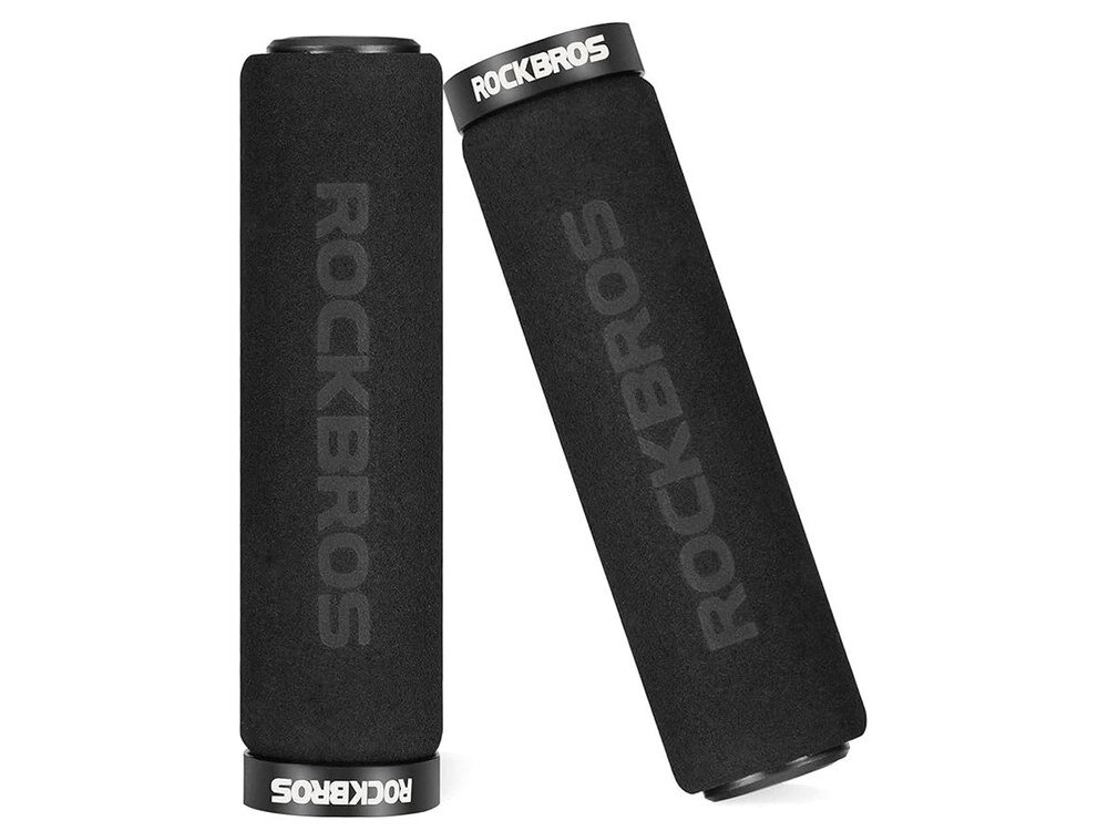 Dwa czarne chwyty do kierownicy z widocznym logo \'ROCKBROS\' na powierzchni. Jeden chwyt jest ustawiony pionowo, a drugi pod kątem.