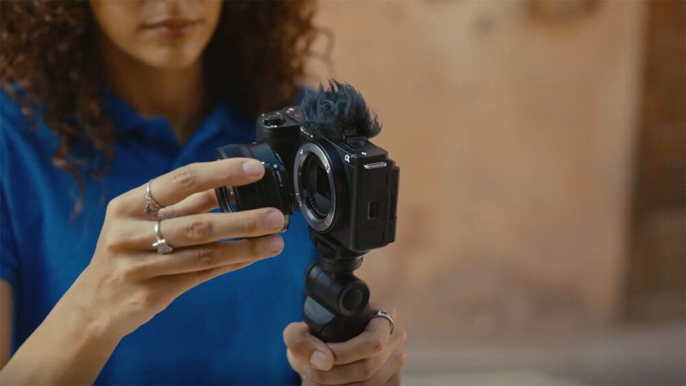 Aparat SONY ZV-E10 II człowiek doczepia obiektyw do aparatu przetwornik obrazu Exmor R procesor BIONZ XR   