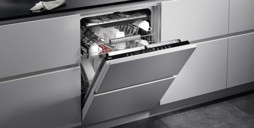 Zmywarka AEG FSE74707P ochrona szkła delikatne naczynia miękkie gumowe wsporniki szuflada MaxiFlex sztućce przybory kuchenne ruchome przegródki głęboka szuflada Technologia AirDry idealnie suche bez zacieków ramię spryskujące lśniące czyste naczynia Ramię SatelliteClean