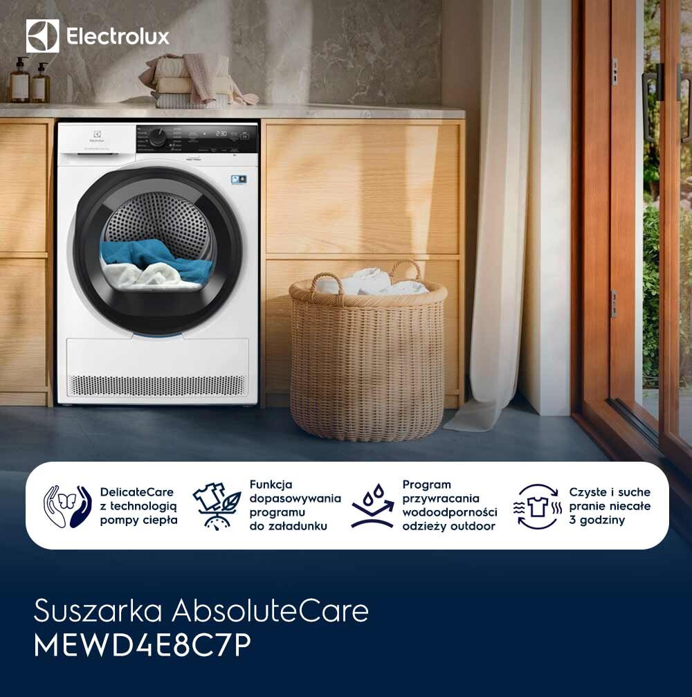 Na obrazie widoczna jest suszarka Electrolux z otwartymi drzwiami, w której znajduje się pranie. Obok suszarki stoi kosz z ręcznikami, a na górze widnieje logo Electrolux oraz tekst: \'Suszarka AbsoluteCare MEWD4E8C7P\'.
