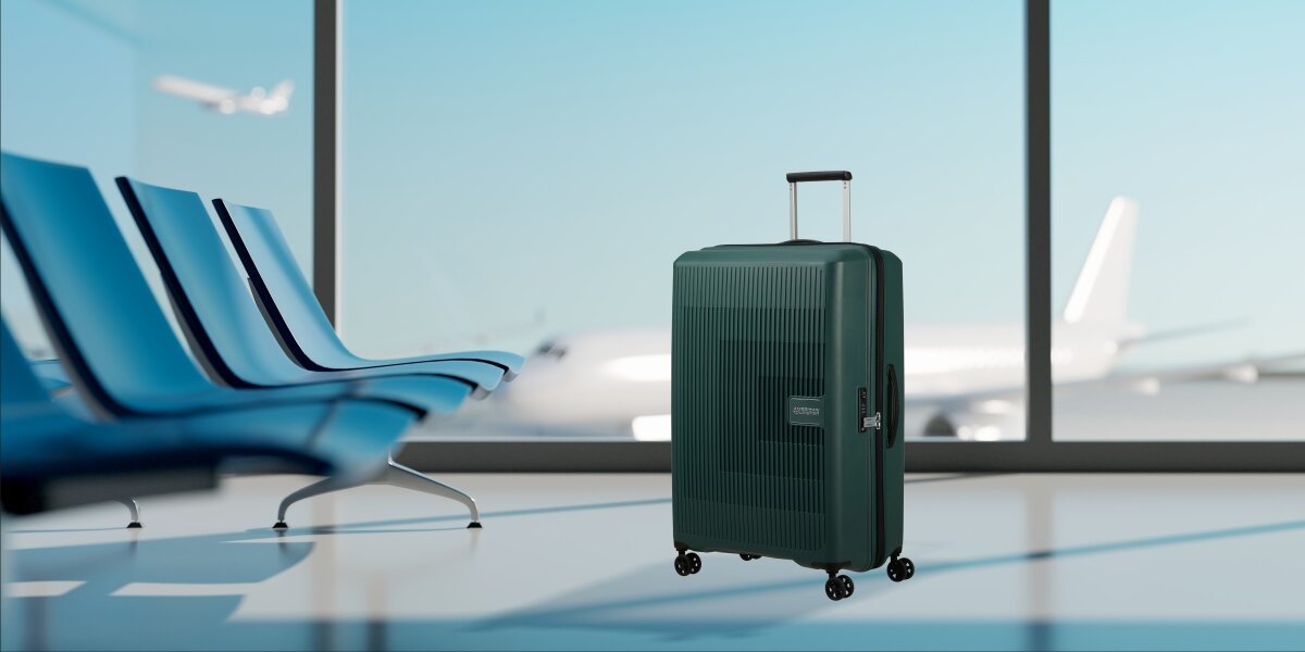 WALIZKA AMERICAN TOURISTER AEROSTEP SPINNER 77 28 DARK FOREST lifestyle lotnisko walizka okno Podróż zaczyna się tutaj trwałość ochrona wytrzymała konstrukcja polipropylen zamek TSA