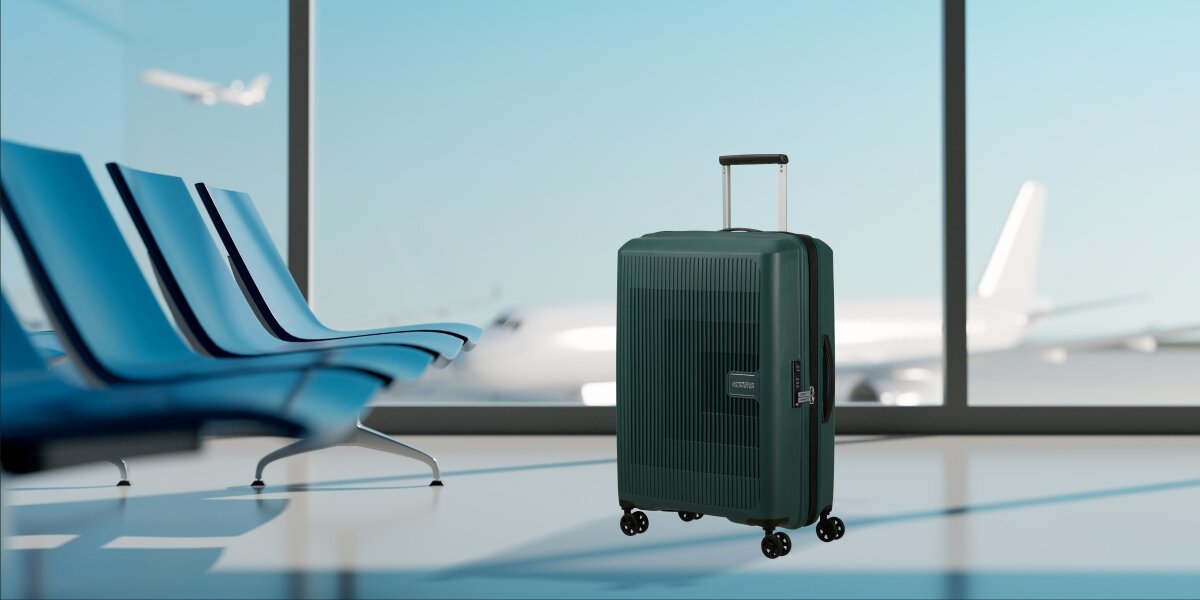 WALIZKA AMERICAN TOURISTER AEROSTEP SPINNER 55 20 DARK FOREST lifestyle lotnisko walizka okno Podróż zaczyna się tutaj trwałość ochrona wytrzymała konstrukcja polipropylen zamek TSA