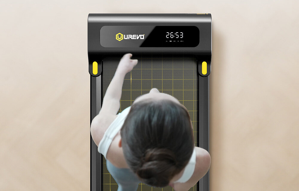 Bieżnia elektryczna UREVO Spacewalk SP1 Lite 1677W 6km-h pokój osoba korzysta z bieżni widok z góry pas o wymiarach 102,4 × 40 cm o 15% szerszy niż standardowe moduły przejrzysty, wyświetlacz LED bieżące monitorowanie postępów