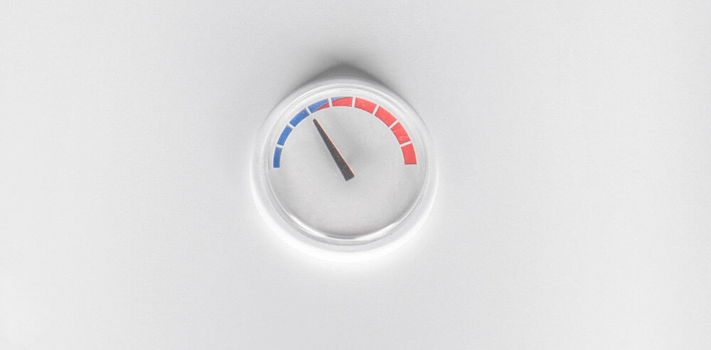 Bojler elektryczny BOSCH TR2000T 30 SB 30 l monitorowanie temperatury wskaźnik kolory woda zimna ciepła kontrola stan widoczne miejsce