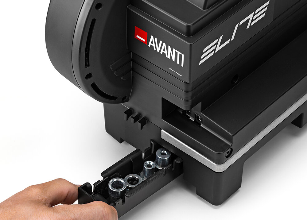 Trenażer rowerowy ELITE Avanti EL0220501 moc do 2100 W symulacja nachylenia do 18% kolo zamachowe 4 kg Realistyczne odwzorowanie warunkow jazdy na zewnatrz