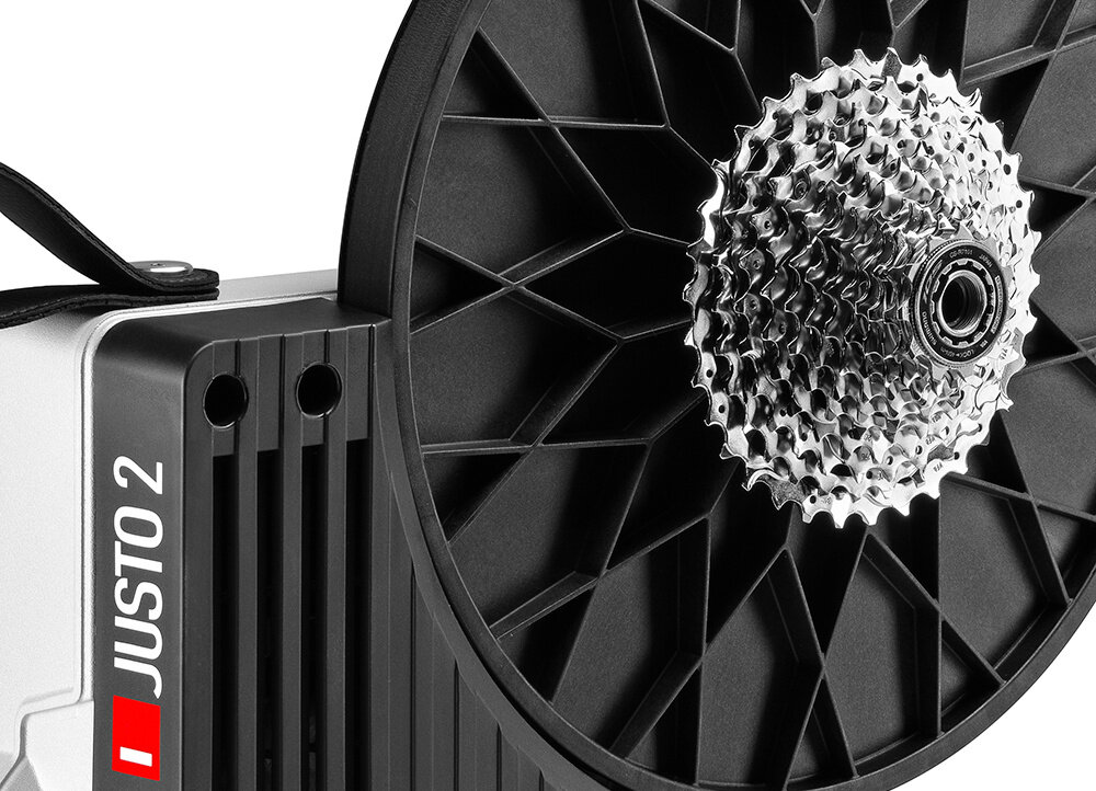Trenażer rowerowy ELITE Justo 2 EL0211005 fabrycznie zainstalowana 12-biegowa kaseta SHIMANO 105 11-34T
