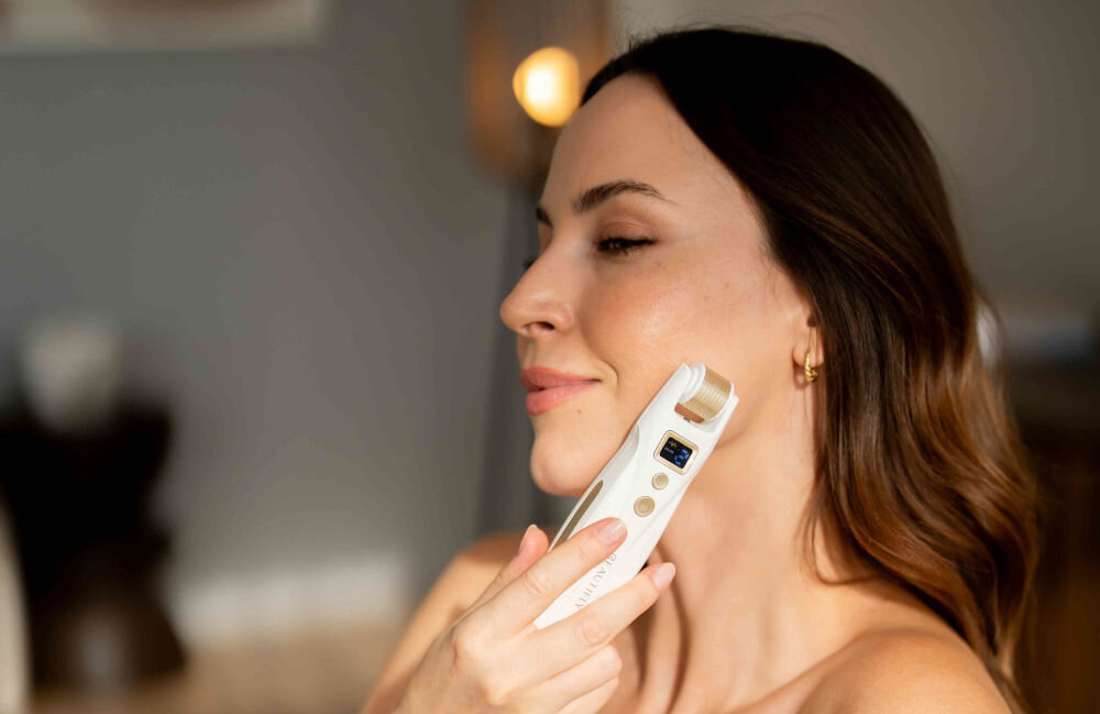 Urządzenie do mezoterapii BEAUTIFLY MicroGlow PRO głowica 0,5 mm bezpieczna głębokość iniekcji dla bardzo wrażliwej skóry rozświetlenie poszarzałej skóry twarzy redukcja widoczności blizn potrądzikowych stymulacja odnowy komórkowej
