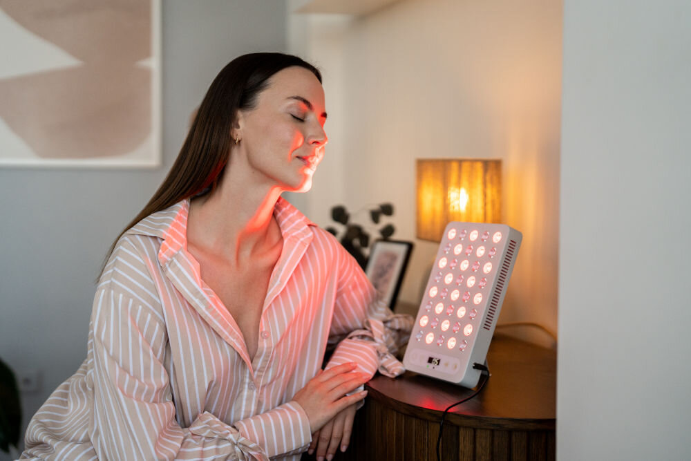 Urządzenie do terapii światłem led BEAUTIFLY SkinPure wymiary 265 x 160 x 20 mm urządzenie LED profesjonalne efekty terapii światłem w domu do twarzy i ciała wsparcie regeneracji skóry redukcja zmarszczek poprawa jędrności i elastyczności działa na mięśnie i stawy łagodzenie bólu i stanów zapalnych poprawa krążenia wspomaganie gojenia ran wzrost włosów jakość snu redukcja stresu możliwe zwiększenie poziomu testosteronu i wsparcie płodności u mężczyzn wszechstronne rozwiązanie zdrowie uroda