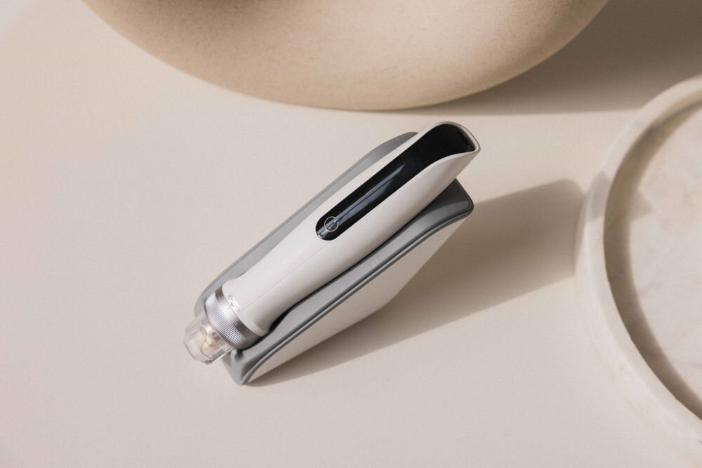 Urządzenie do mezoterapii mikroigłowej BEAUTIFLY Dermapen CollagenBoost Biały wyjątkowa jakość pielęgancji mezoterapia mikroigłowa praktyczne rozwiązania walka z problemami skórnymi starzenie utrata jędrności przebarwienia zmarszczki trądzik użyta technologia skuteczna pielęgancja w domu praktyczność elegancja estetyczny design ergonomia intuicyjna obsługa dla profesjonalistów użytkownicy domowi