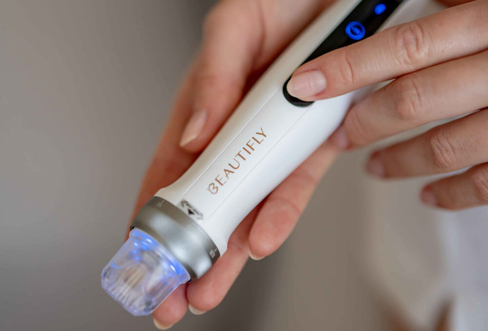 Urządzenie do mezoterapii mikroigłowej BEAUTIFLY Dermapen CollagenBoost Biały 5 trybów mocy pierścień regulacji skali precyzyjne dostosowanie intensywności zabiegu wbudowana funkcja EMS światło LED dwa kolory czerwony niebieski wsparcie oznaki starzenia przebarwienia blizny współdziałanie technologii poprawa kondycji skóry młodzieńczy wygląd zdrowy blask