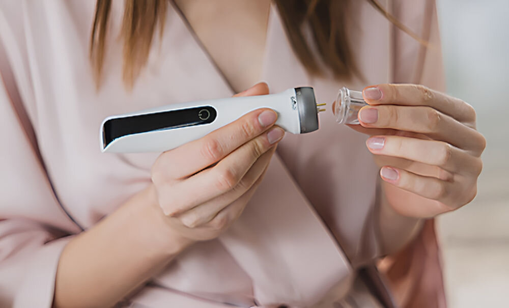 Urządzenie do mezoterapii mikroigłowej BEAUTIFLY Dermapen CollagenBoost Biały twarz szyja dekolt wyjątkowy poziom regeneracji odmłodzenia skóry technologia Microneedling precyzyjna konstrukcja mikroigły głębsze warstwy skóry stymulacja naturalnych procesów regeneracyjnych wymienne głowice dopasowanie do intensywności zabiegu optymalne rezultaty