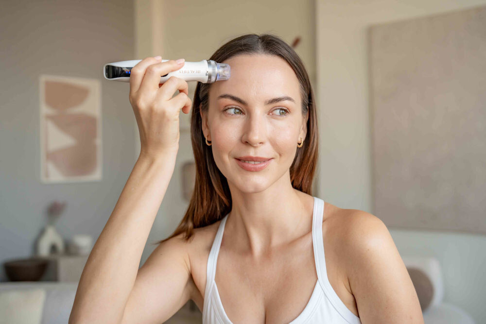 Urządzenie do mezoterapii mikroigłowej BEAUTIFLY Dermapen CollagenBoost Biały trzy zaawansowane technologie szerokie spectrum działania jedna kompleksowa kuracja technologia mezoterapii mikroigłowej leczenie działaniem światła LED system EMS aktywne połączenie stymulacja skóry na wielu poziomach zwiększona produkcja kolagenu poprawa kolorytu skóry efektywne zwalczanie płytkich liń zmarszczek oraz blizn