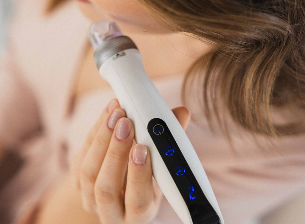 Urządzenie do mezoterapii mikroigłowej BEAUTIFLY Dermapen CollagenBoost Biały funkcja EMS stymulacja mięśni twarzy efekt naturalnego liftingu poprawa jędrności skóry modelowanie owalu twarzy poprawa konturu efekty porównywalne z zabiegami kosmetycznymi