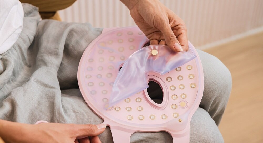 Maska LED BEAUTIFLY Aura Glam redukcja aktywnych niedoskonałości, zmniejszenie stanów zapalnych, łagodzi zaczerwienienia, poprawa jędrności