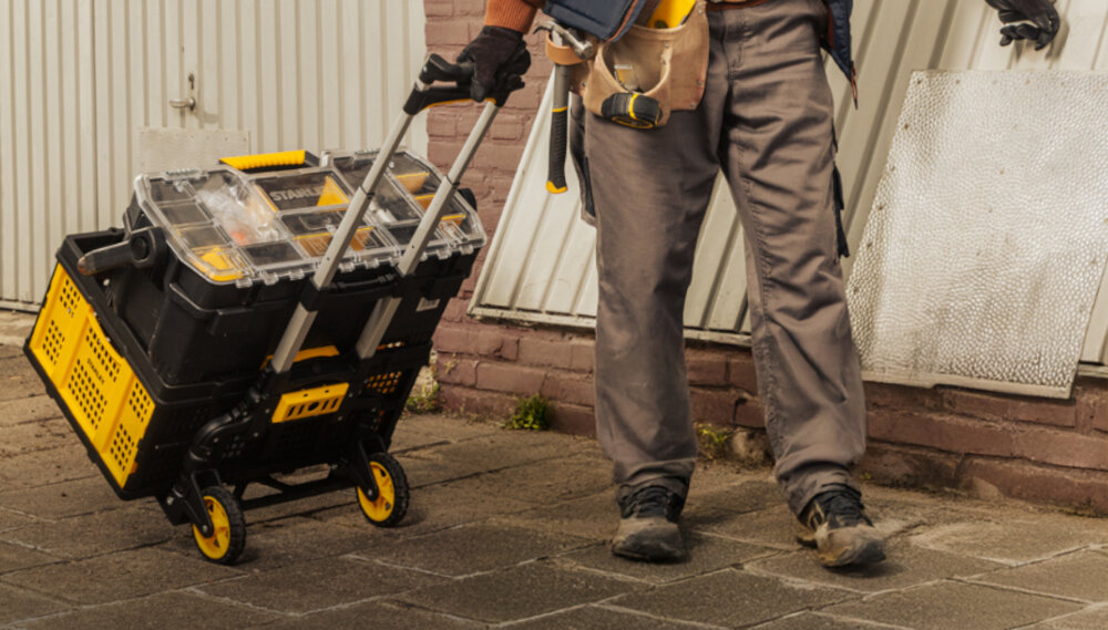 Skrzynka składana STANLEY SXWT-FT505-PDQ 5 szt. skrzynka umieszczona na wózku transportowym osoba ciągnie wózek za sobą składana konstrukcja wielozadaniowe zastosowanie przechowywanie transport