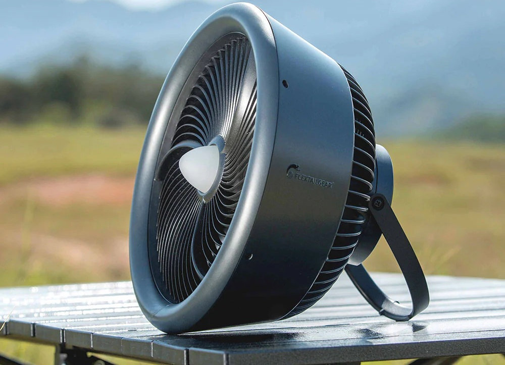 Wentylator FLEXTAIL 4w1 Max Cooler wygląd design prezentacja wizualizacja wsparcie na zewnątrz