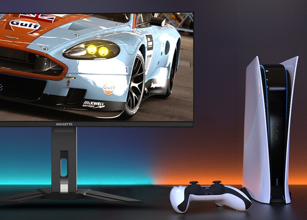 Monitor GIGABYTE MO34WQC Monitor wyświetlający grę wyścigową podłączony do konsoli z kontrolerem na pierwszym planie, zgodność z konsolami, jakość
