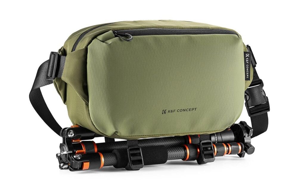 Zielona torba fotograficzna K&F Concept Alpha Sling Bag 10 l z przypiętym od spodu statywem