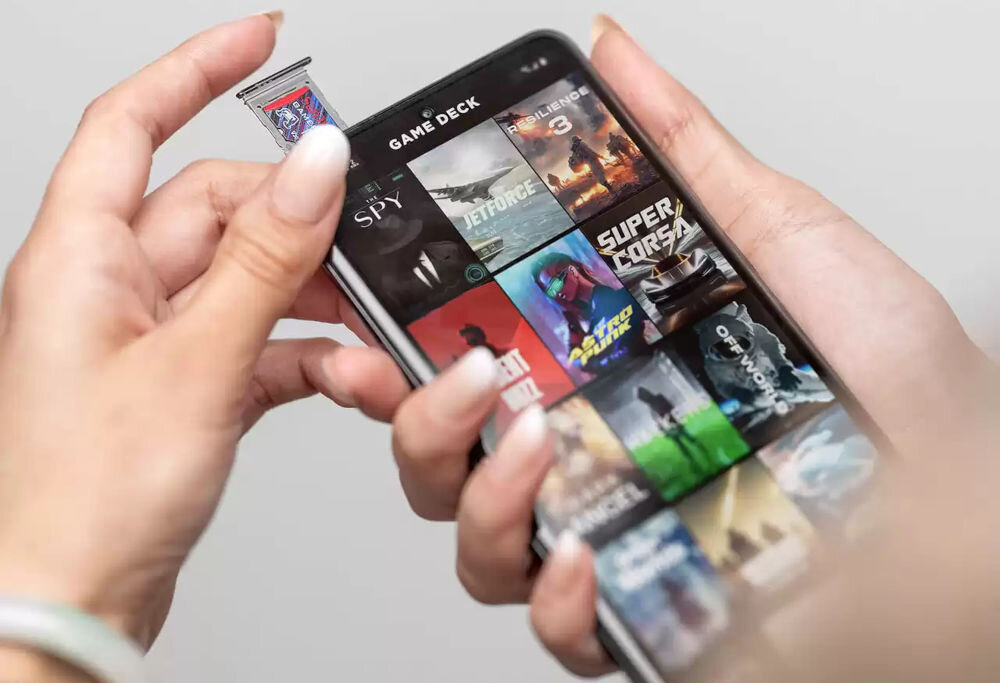 Karta pamięci SANDISK Gameplay MicroSDXC 256GB wkładanie karty do urządzenia jasne tło dodatkowa przestrzeń na gry i aplikacje