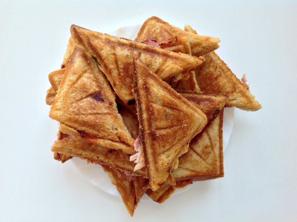 Opiekacz do kanapek DEZAL Mini Biały moc 1300 W szybkie nagrzewanie efektywne pieczenie różne potrawy jednoczesne przygotowanie dwóch kanapek przyspieszony proces przygotowywania oszczędność energii czas nagrzewania 5-7 minut proces pieczenia 3-8 minut bardzo wydajny pyszne przekąski w krótkim czasie 