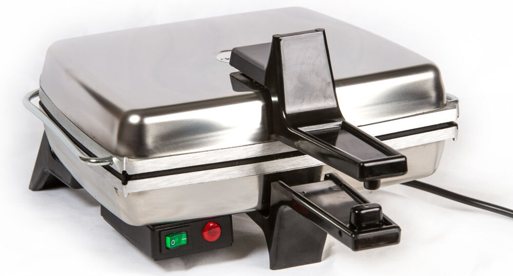 Opiekacz do kanapek DEZAL Inox metalowa pokrywa malowana proszkowo kilka wersji kolorystycznych łatwe dopasowanie dwie lampki kontrolne ułatwienie korzystania zielona lampka podłączenie opiekacza do sieci elektrycznej funkcja wyłącznika czerwona lampka płyta osiągnęła temperaturę roboczą gotowość do pieczenia