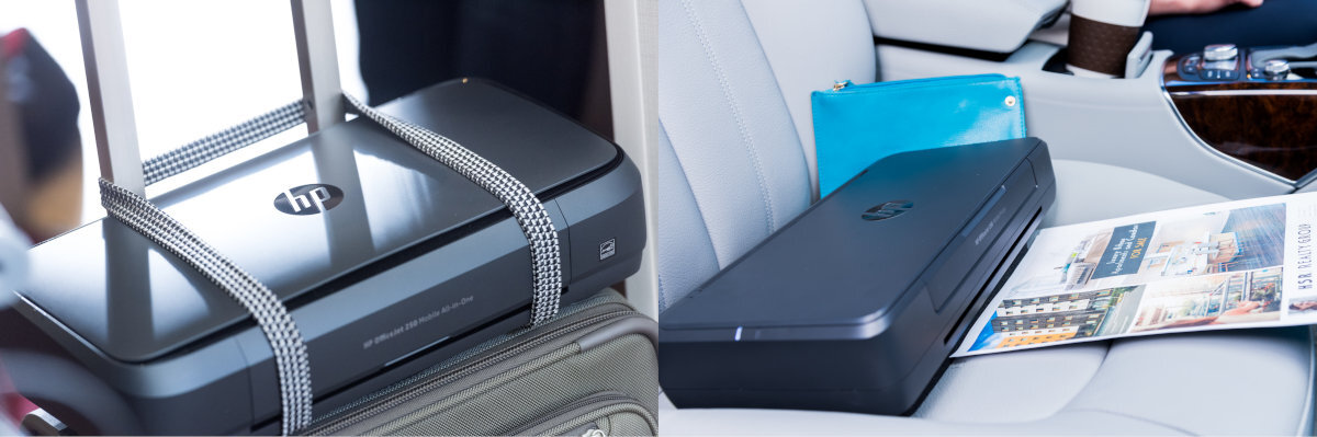 Na zdjęciu widać przenośną drukarkę z logo HP umieszczoną na walizce oraz na siedzeniu samochodu. Obok drukarki leży kolorowy wydruk i niebieska teczka.
