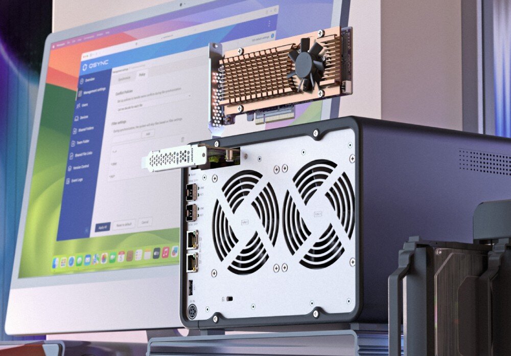 Serwer plików QNAP TS-432X-4G Tył urządzenia z dwoma wentylatorami oraz otwartym slotem PCIe, nad którym unosi się karta rozszerzeń z radiatorem i wentylatorem, sloty PCIe, rozbudowa