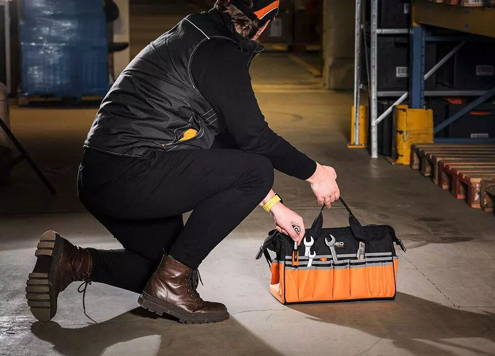 Torba narzędziowa NEO TOOLS TOOLS 84-319 z regulowanym paskiem i zaczepami ułatwiającymi transport