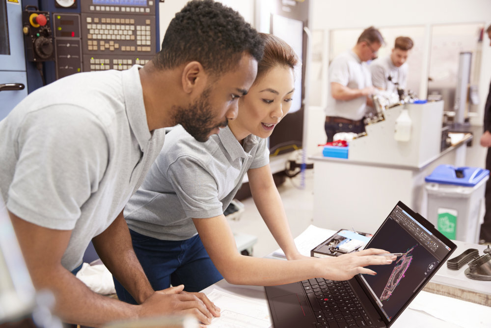 Dwoje inżynierów analizujących projekt 3D na laptopie Lenovo ThinkPad P14s w laboratorium -  przestrzenny i wyraźny czysty dźwięk