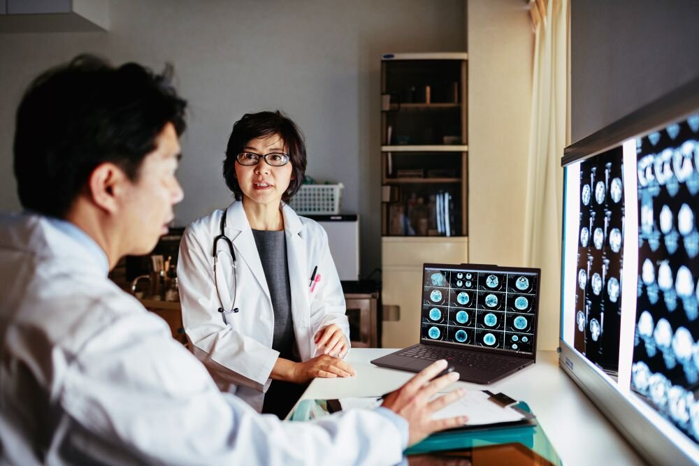 Lekarze z laptopem ThinkPad P14s przy zdjęciach z rentgena - AMD Ryzen zintegrowanej jednostce NPU lokalne przetwarzanie AI 