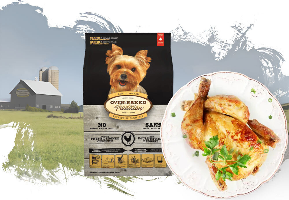 Karma dla psa OBT Dog Food Senior Small Breed Kurczak 2,27 kg opakowanie karmy i talerz z całym kurczakiem na tle pól z widoczna fermą w oddali