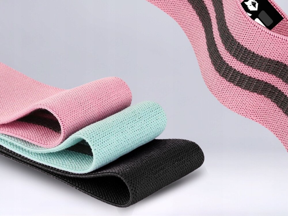 Zestaw gum do ćwiczeń ALPHA Hip Bands HMB-01 gumy ułożone jedna na drugiej z wysokiej klasy bawełny połączonej z lateksem dobra przyczepność gumy nie ślizgają się nie zwijają podczas ćwiczeń lateks odpowiada za elastyczność i odporność na rozciąganie bawełna to dodatkowa trwałość długowieczne i odporne na uszkodzenia