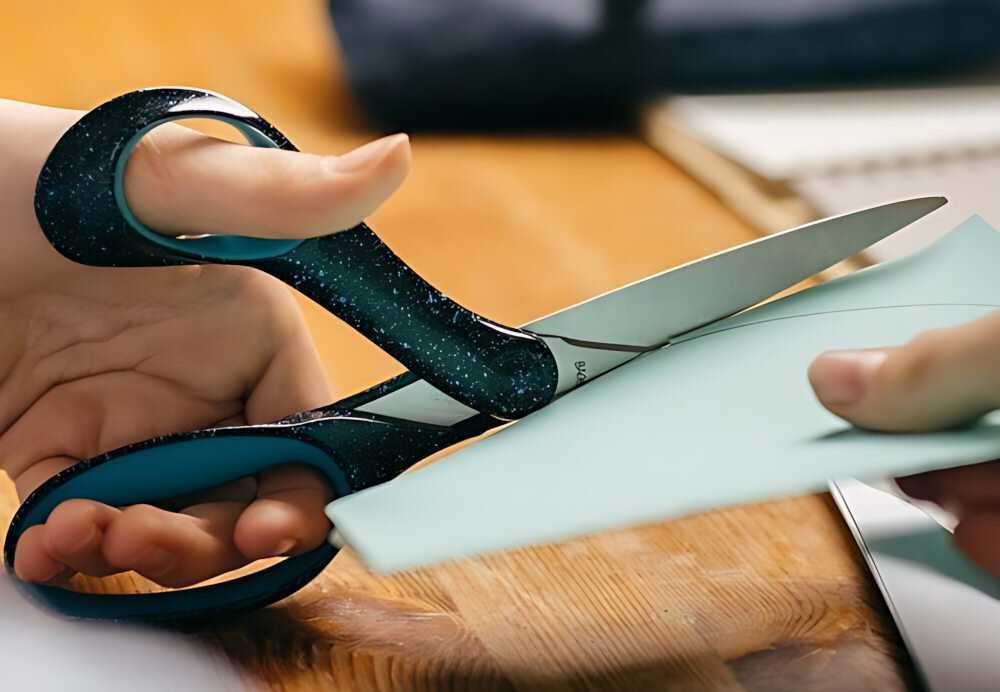 Nożyczki szkolne dla nastolatków 15+ FISKARS dla leworęcznych ergonomiczne 20 cm zdjęcie lifestyle Precyzyjne cięcie dla nastolatków
