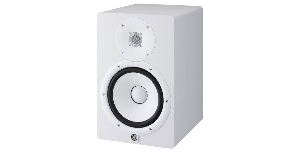 Kolumna głośnikowa YAMAHA HS8 przetworniki 8 cali woofer tweeter 1 cal szerokie pasmo, kolumna po skosie na białym tle