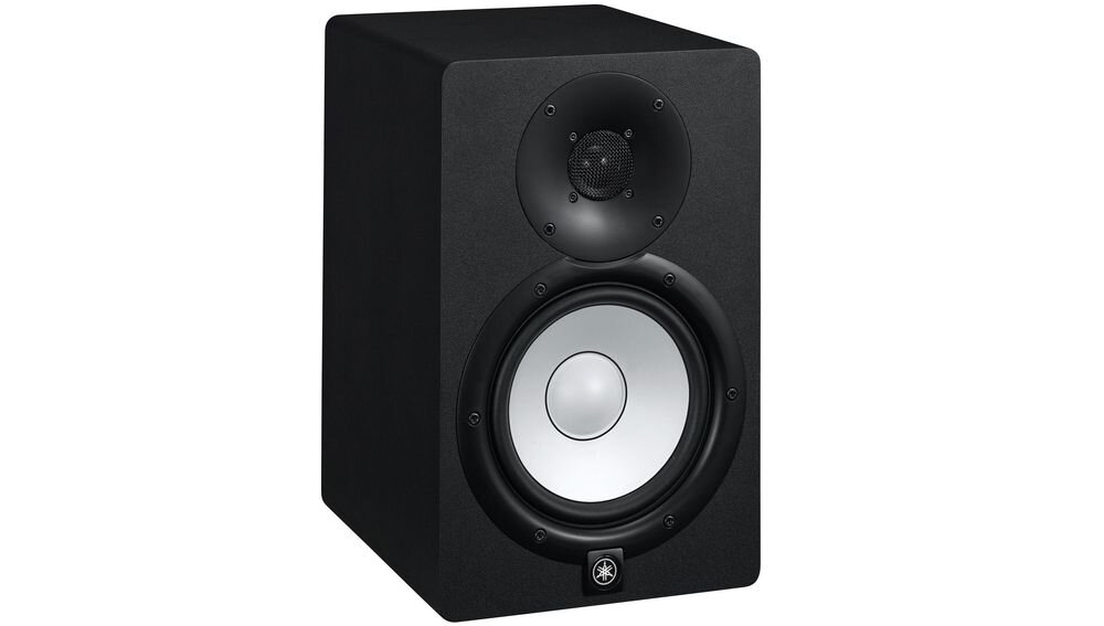 Kolumna głośnikowa YAMAHA HS8 wejścia XLR TRS jack kompatybilność interfejs audio, kolumna po skosie na białym tle