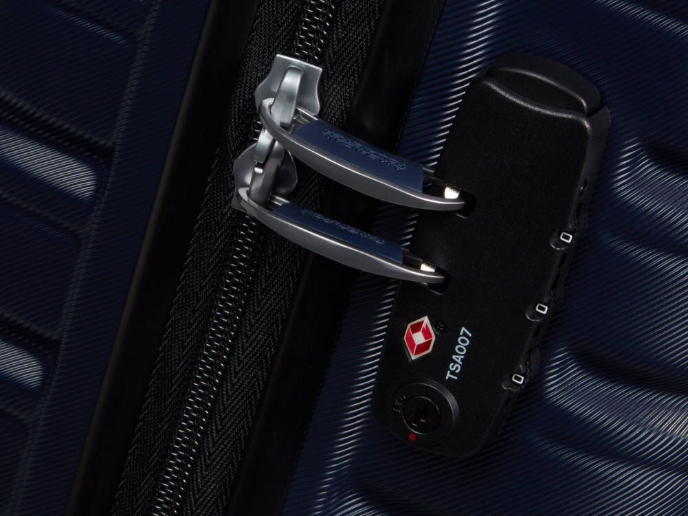 Walizka AMERICAN TOURISTER Flashline 55 cm Niebieski zamek TSA bezpieczne zamknięcie walizki umożliwia służbom celnym otwarcie
jej bez uszkodzenia