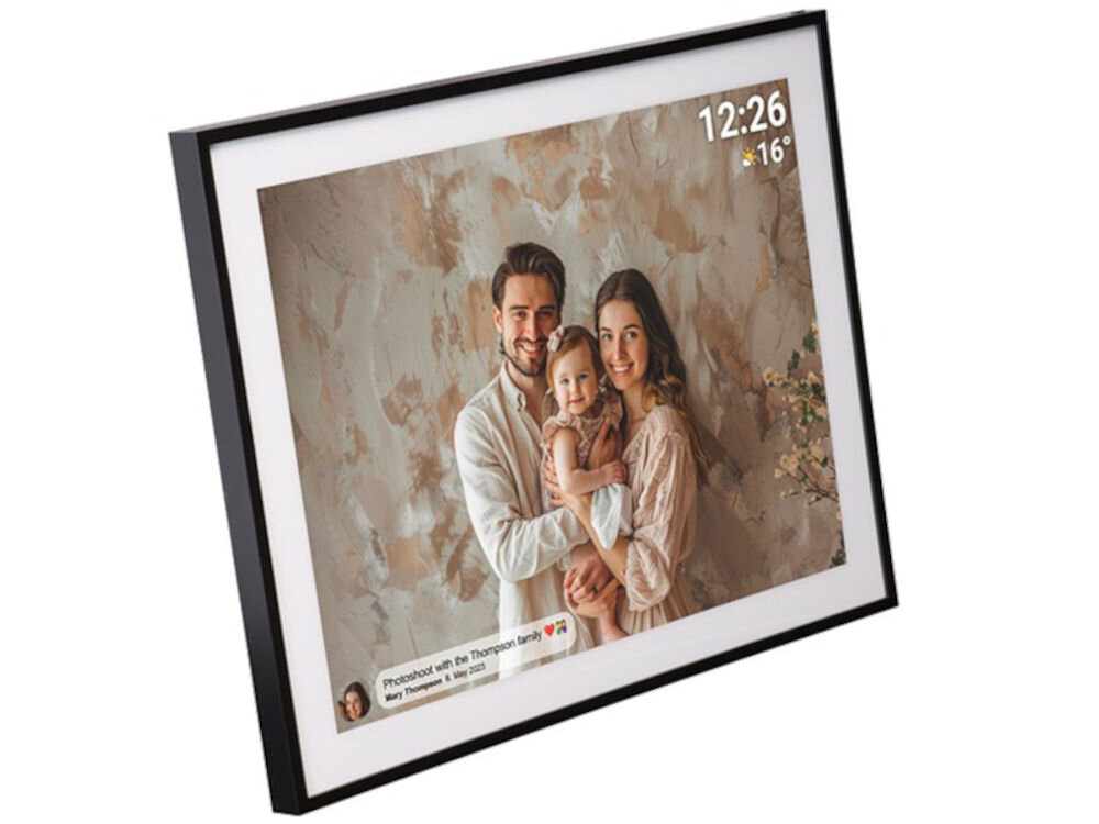 Ramka cyfrowa DENVER Frameo PFF-1970 Czarny prezentacja ramki ze zdjęciem i komentarzem do niej na białym tle pod kątem