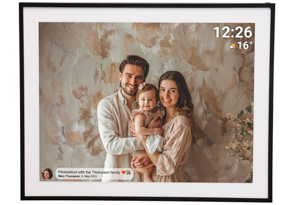 Ramka cyfrowa DENVER Frameo PFF-1970 Czarny prezentacja ramki ze zdjęciem i komentarzem do niej na białym tle od frontu minimalistyczny design wysokiej jakości materiały