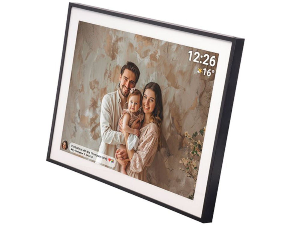 Ramka cyfrowa DENVER Frameo PFF-1970 Czarny prezentacja ramki ze zdjęciem i komentarzem do niej na białym tle pod kątem 19-calowy ekran IPS rozdzielczość 1280 x 960 px żywe kolory wyrazisty kontrast obraz widoczny pod różnymi kątami