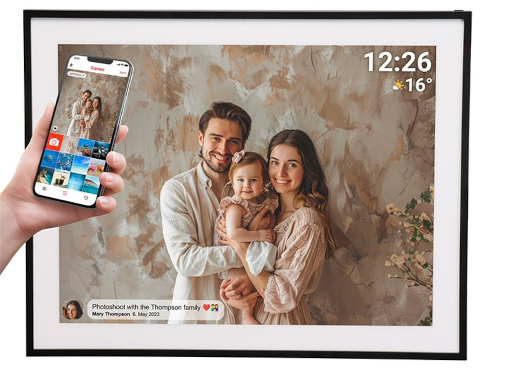 Ramka cyfrowa DENVER Frameo PFF-1970 Czarny prezentacja ramki ze zdjęciem i komentarzem do niej na białym tle wbudowany timer automatyczne wyłączanie oszczędza energię moduł Wi-Fi przesyłanie zdjęć ze smartfona
