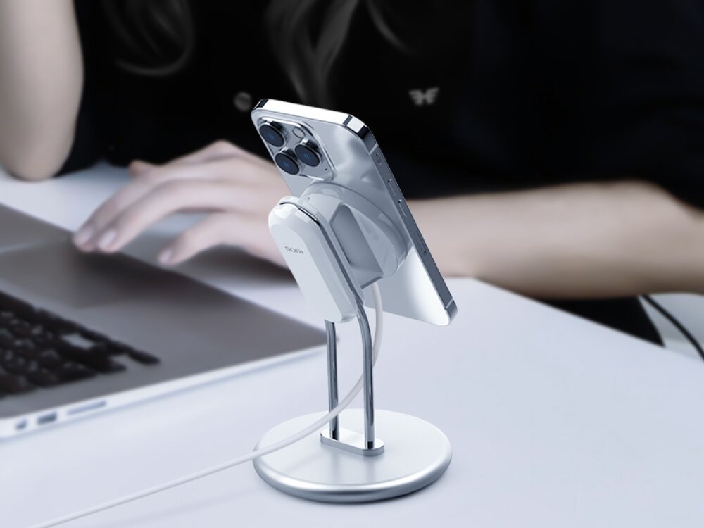 Stojak na telefon SODI SIM-300 MagSafe
telefon przymocowany na stojaku na biurku obok laptopa