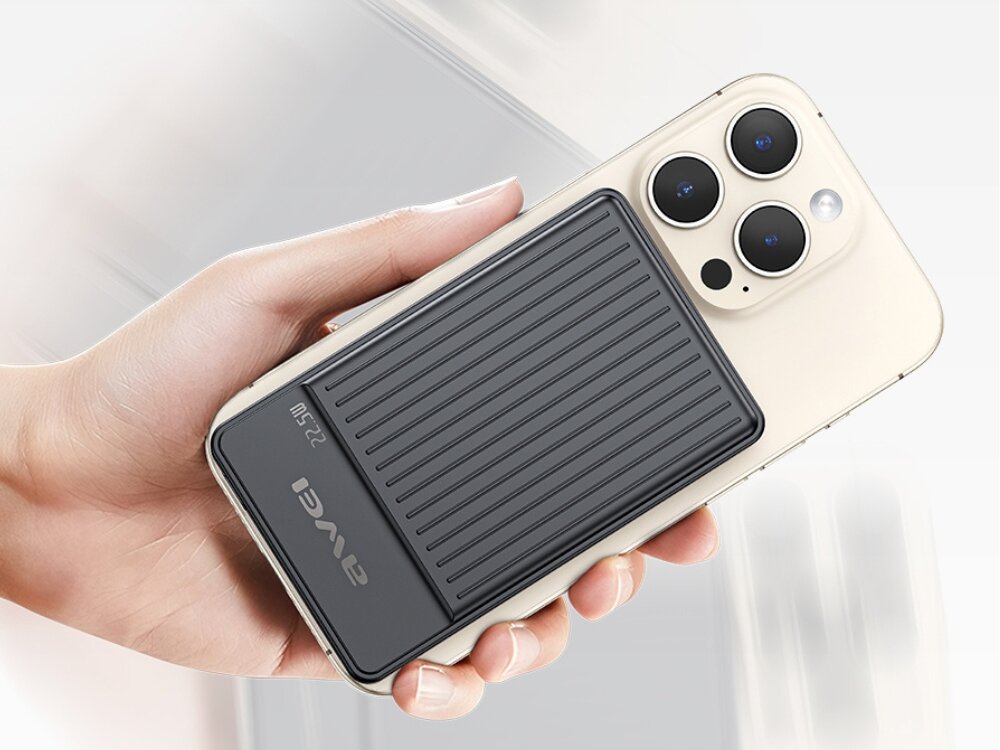 Powerbank indukcyjny AWEI MagSafe P33K magnes ładowanie przewodowe bezprzewodowe - powerbank trzymany w rece