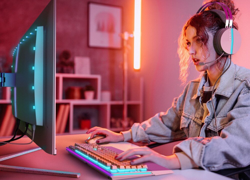 Monitor PHILIPS Evnia 32M2N8900 Osoba grająca na komputerze z monitorem podświetlonym z tyłu na niebiesko, w pokoju o kolorowym oświetleniu RGB, oświetlenie, efekty, działanie, synchronizacja